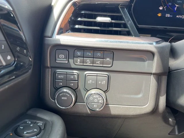 Used 2025 Gray Chevrolet Z71 image 41