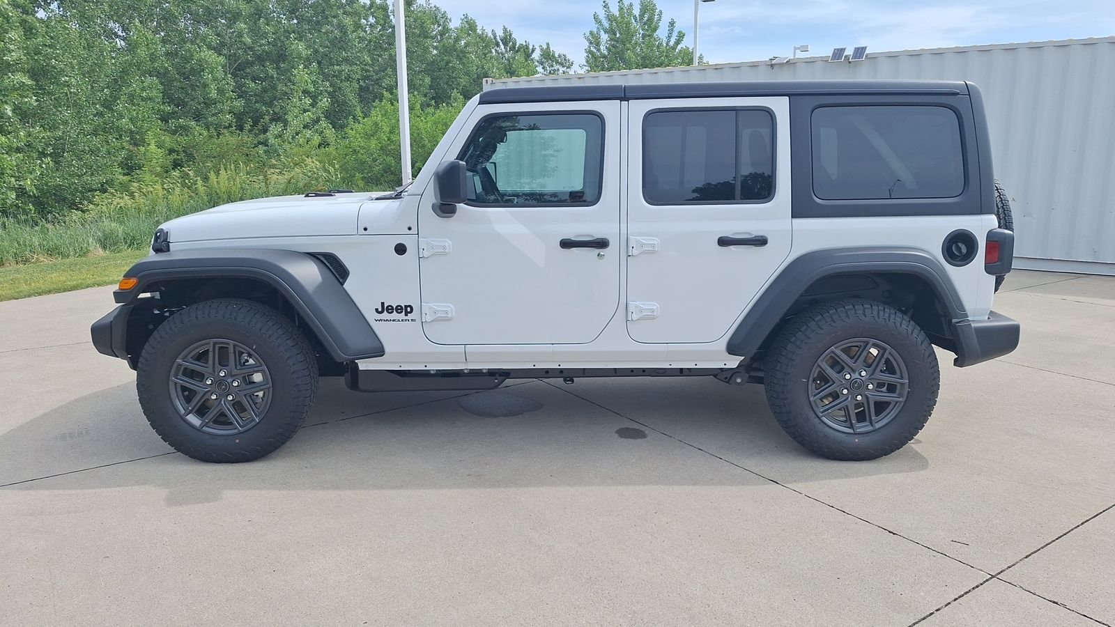 New 2026 Bright White Clear-Coat Exterior Paint Jeep Sport S image 6