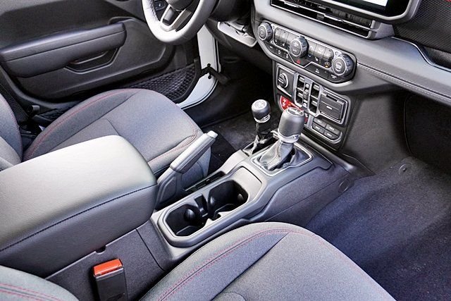 New 2026 Bright White Clear-Coat Exterior Paint Jeep Rubicon image 15