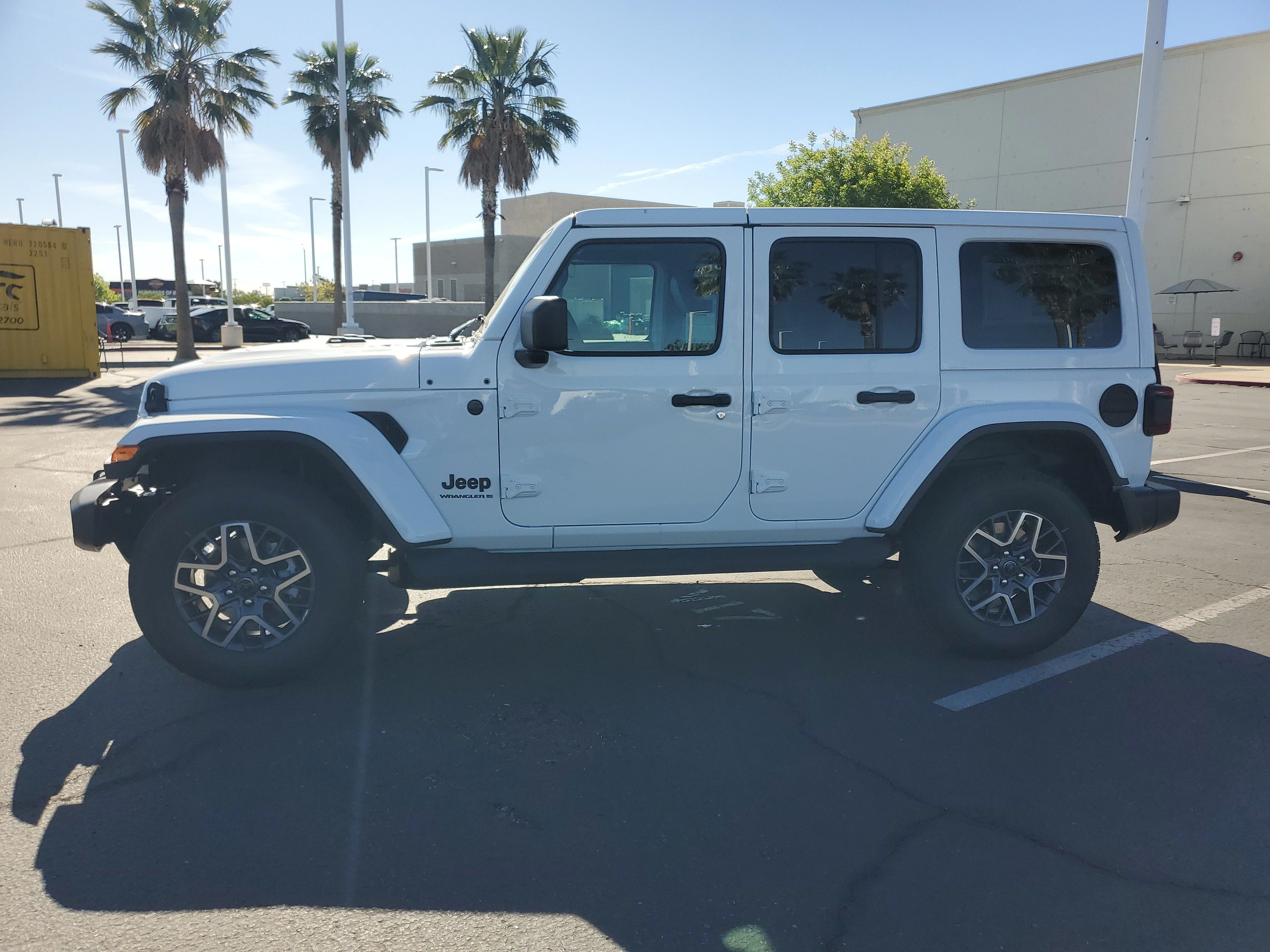 New 2026 Bright White Clear-Coat Exterior Paint Jeep Sahara image 7