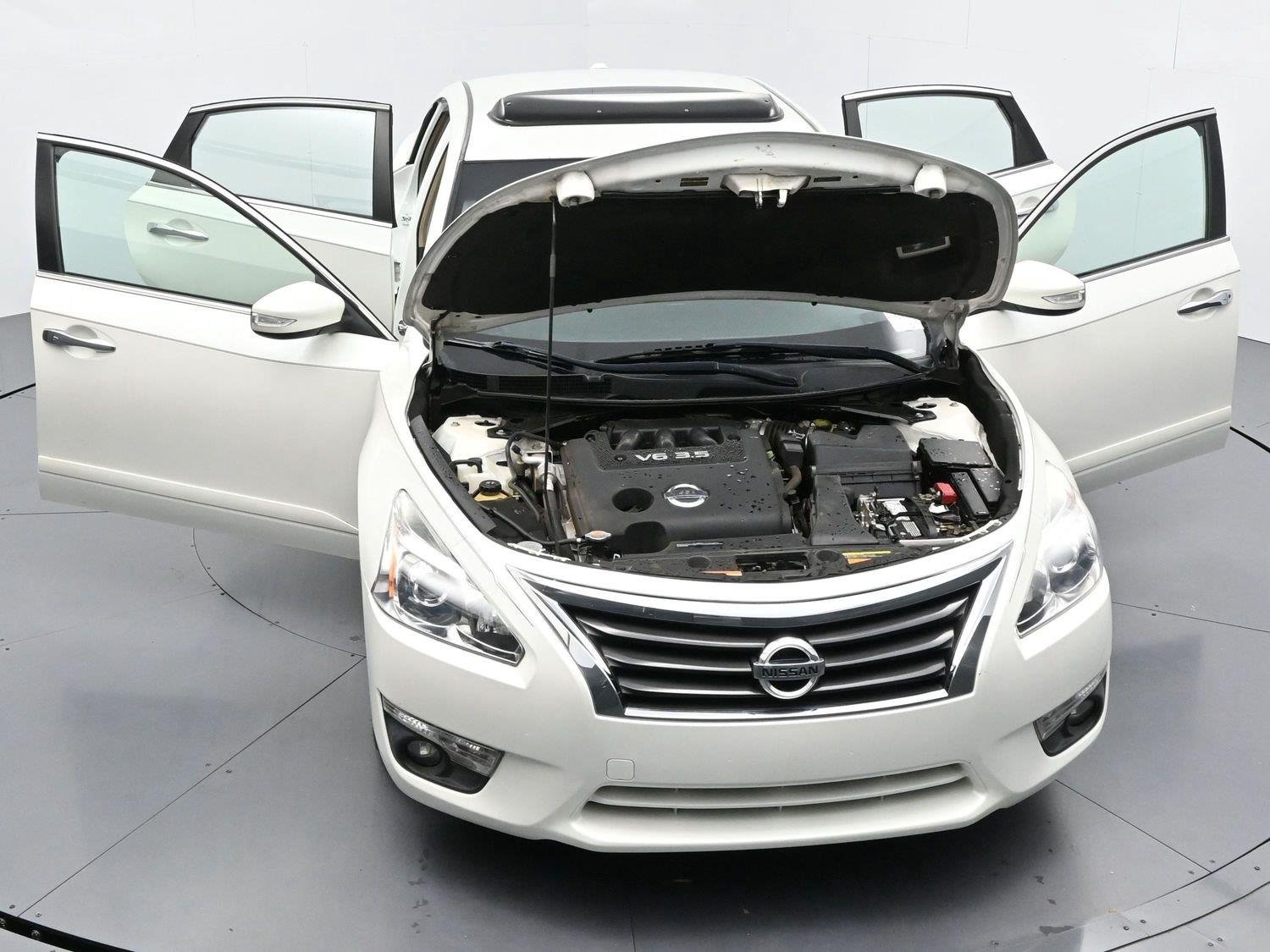 Used 2013 Pearl White Nissan 3.5 SL image 39