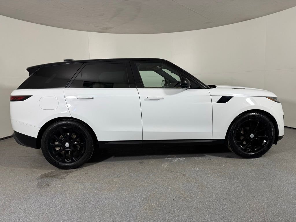 Used 2024 Fuji White Land Rover SE image 4