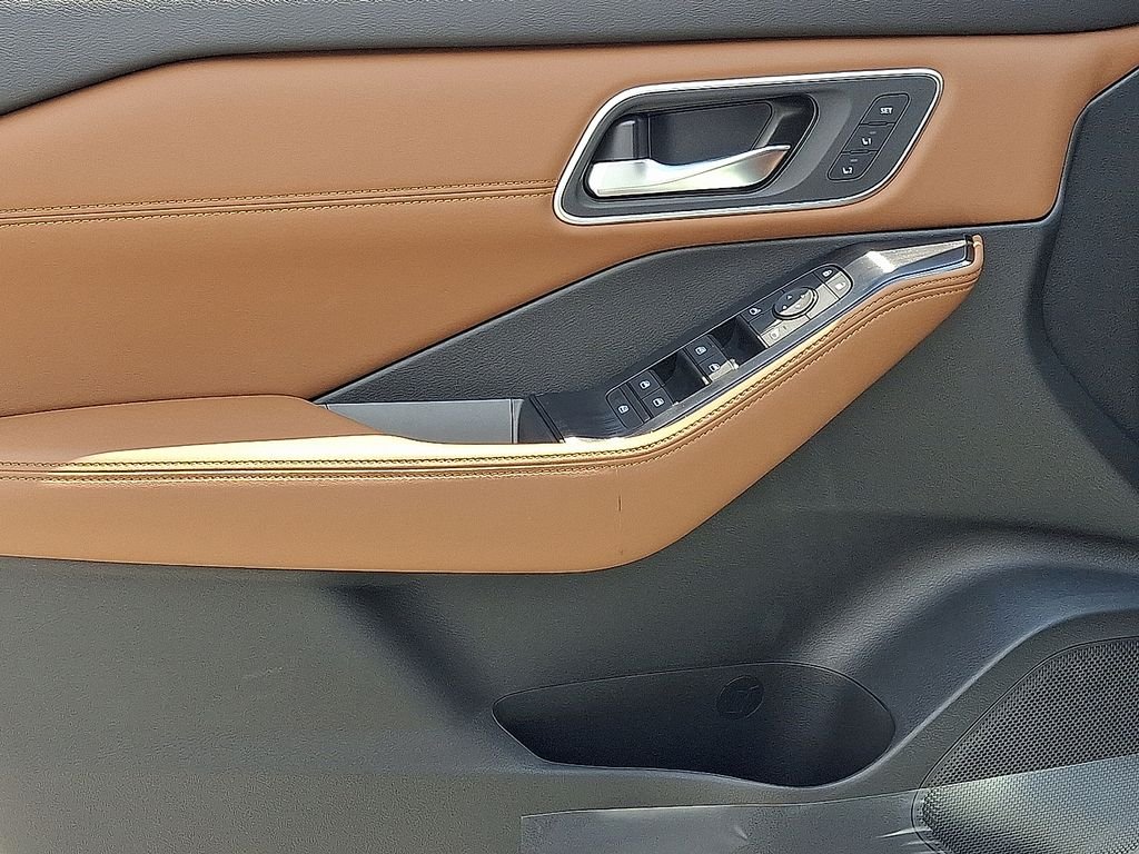 New 2026 Everest White Pearl TriCoat / Super Black Two-tone Nissan Platinum image 9