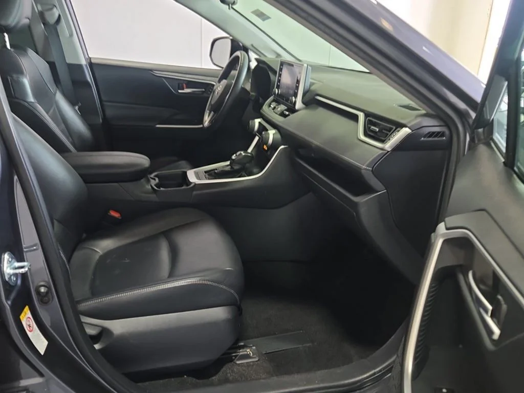 Used 2019 Gray Toyota XLE Premium image 14