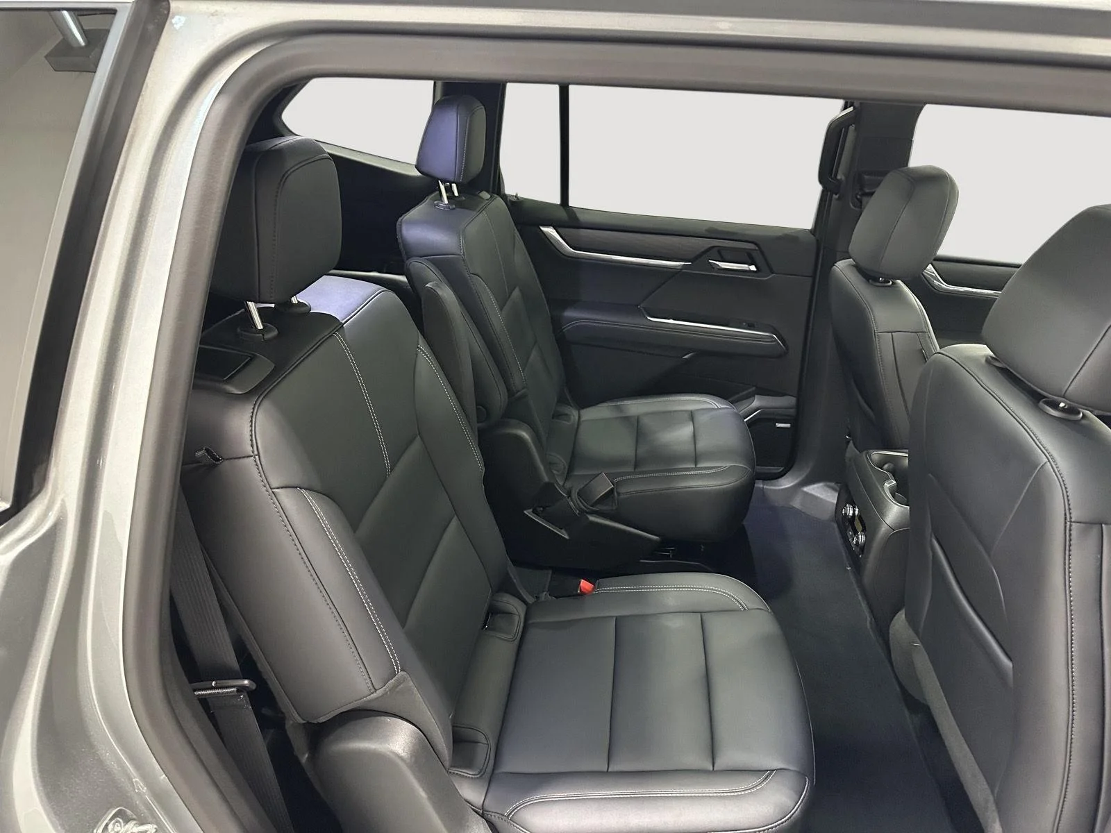Used 2025 Sterling Metallic GMC Elevation image 27