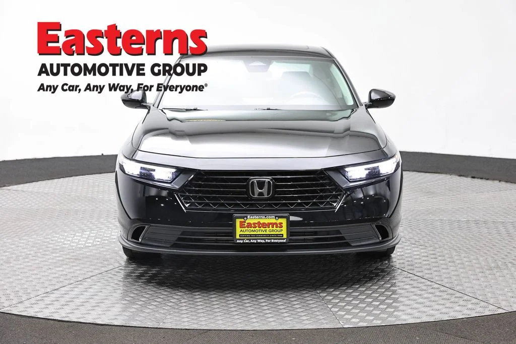 Used 2025 Black Honda SE image 2