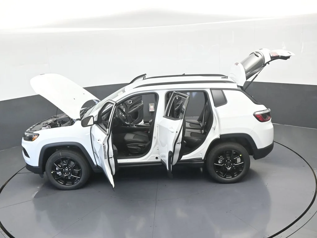 New 2026 Bright White Clear-Coat Exterior Paint Jeep Latitude image 58