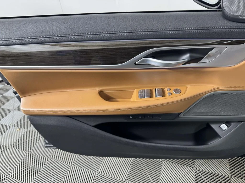 New 2022 Black BMW 750i xDrive image 17