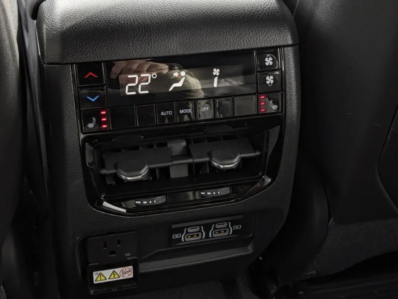 New 2025 White Jeep Limited - - 4x4 - Second row heated seats - Dual Pano Sunroof - Int FAM CAM & More! image 27