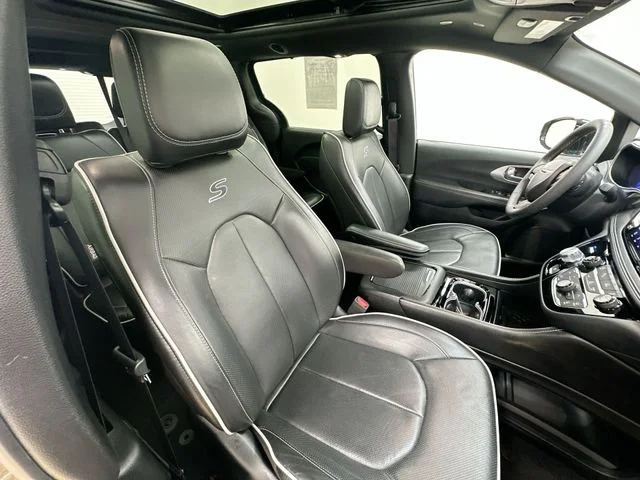 Used 2025 Blue Chrysler Limited image 28