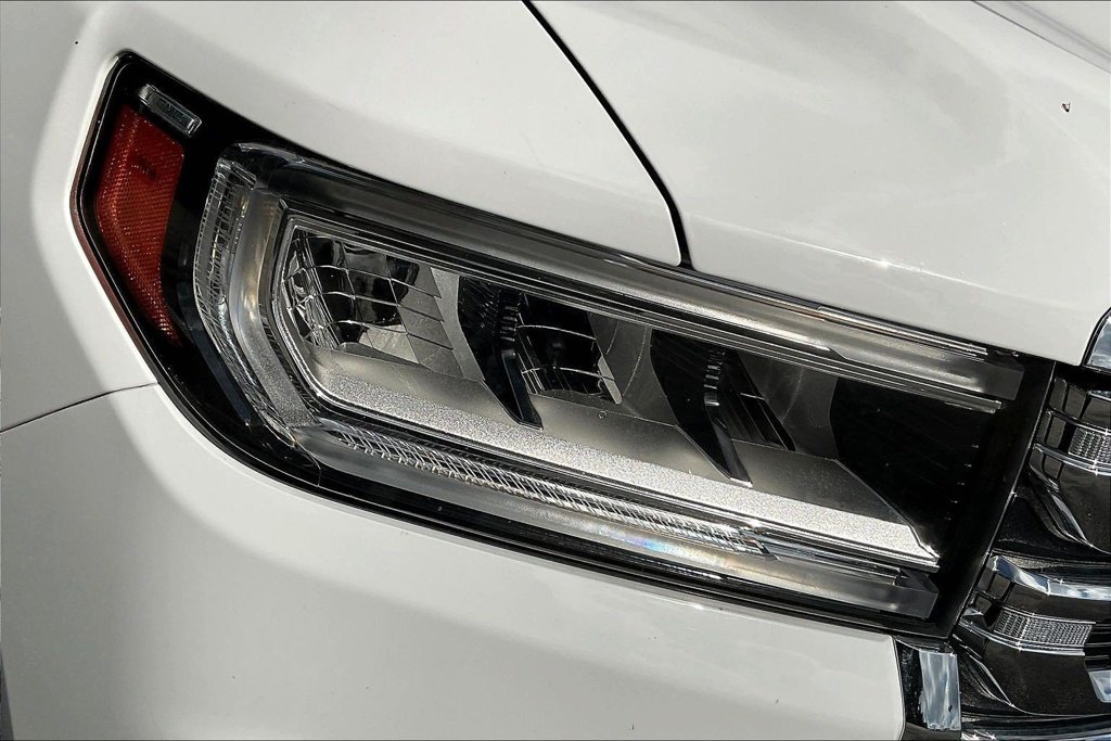 Used 2023 White GMC SLT image 35