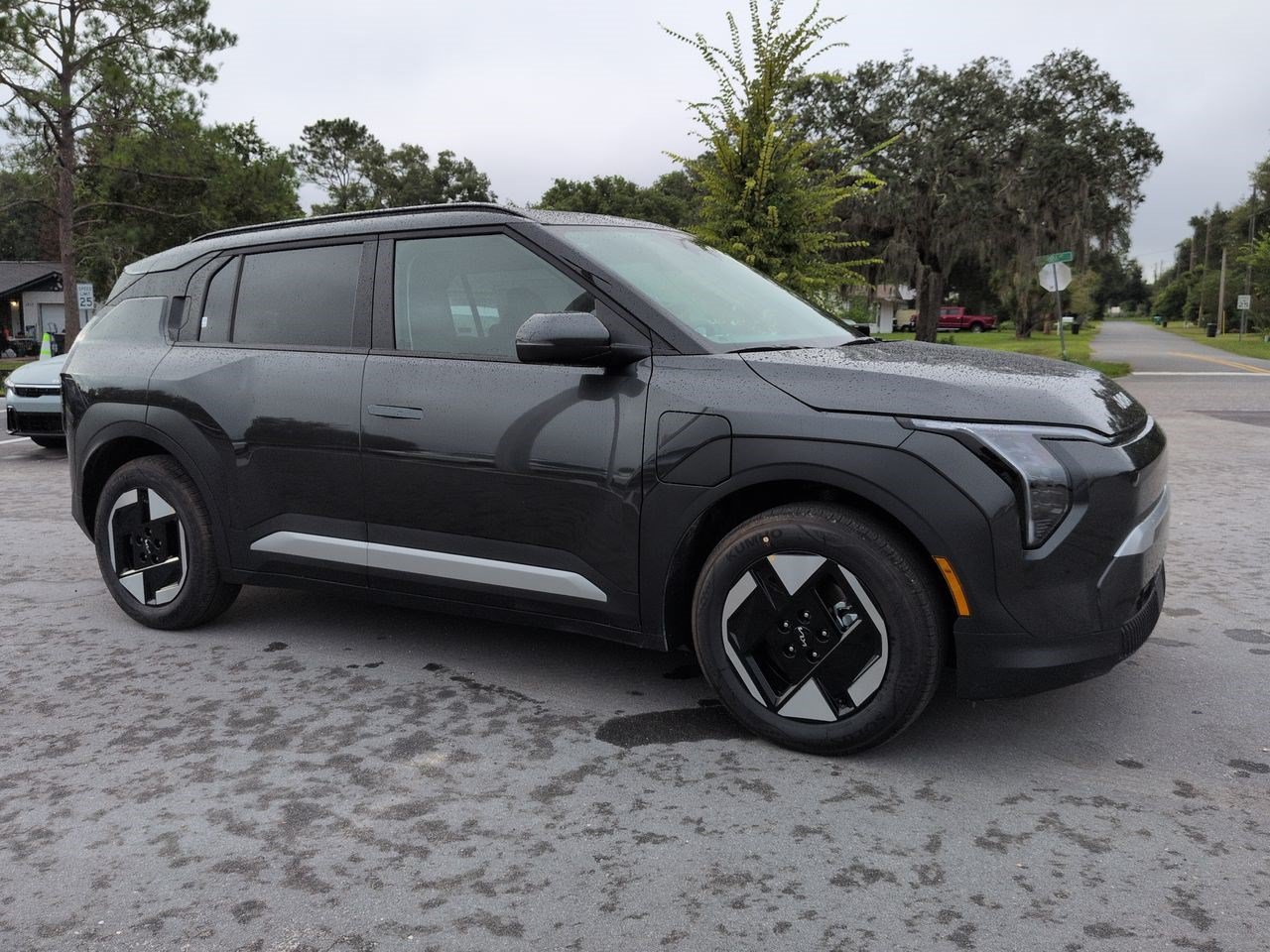 New 2027 Interstellar Gray Kia Wind image 1