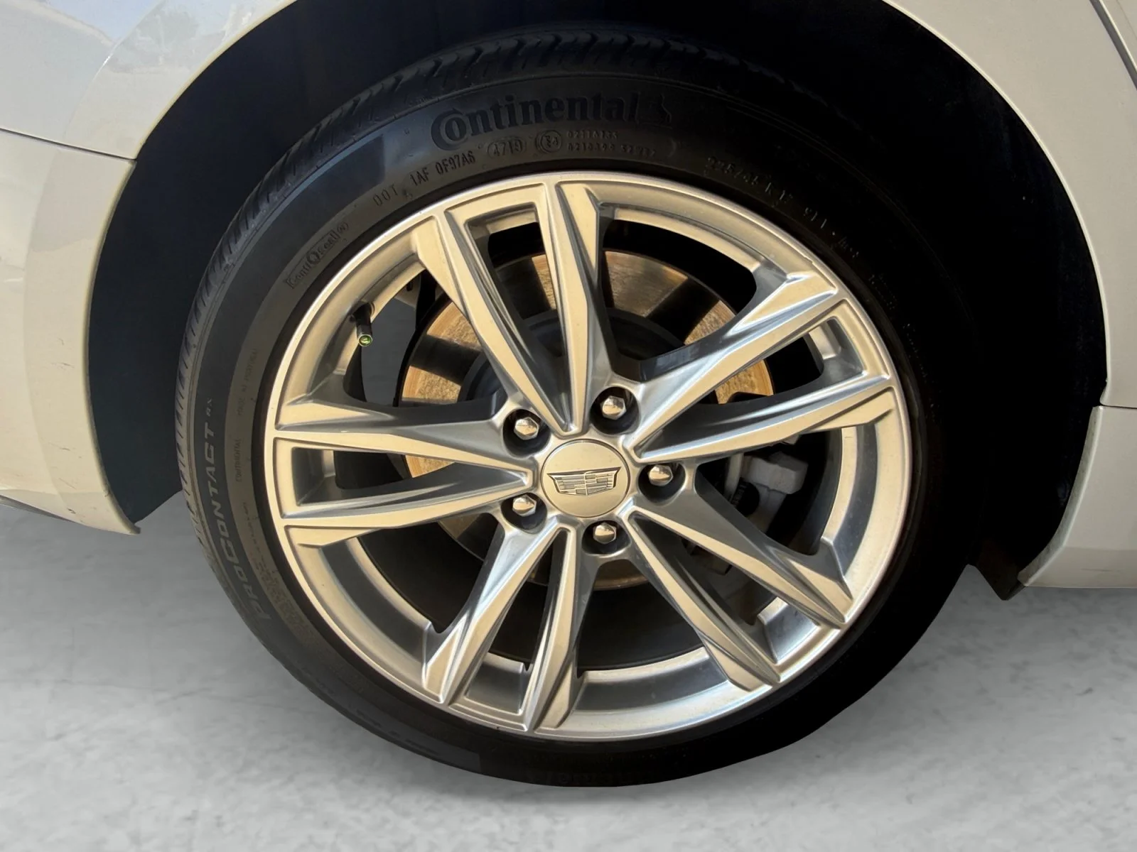 Used 2020 CRYSTAL WHITE TRICOAT Cadillac Luxury image 23