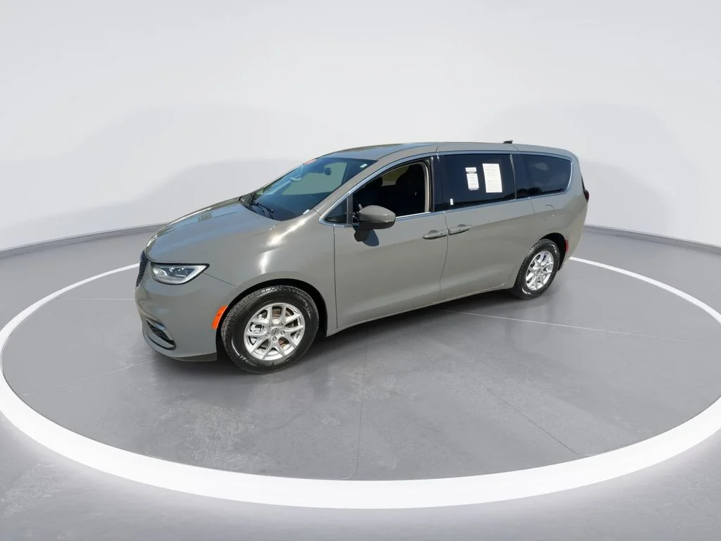 Used 2023 White Chrysler Touring L image 4