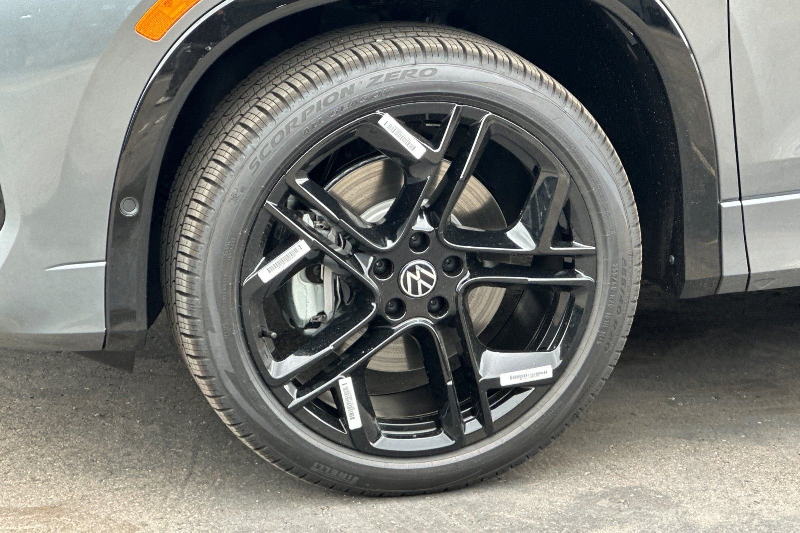 New 2026 Platinum Gray Metallic Volkswagen 2.0T SE R-Line Black image 25