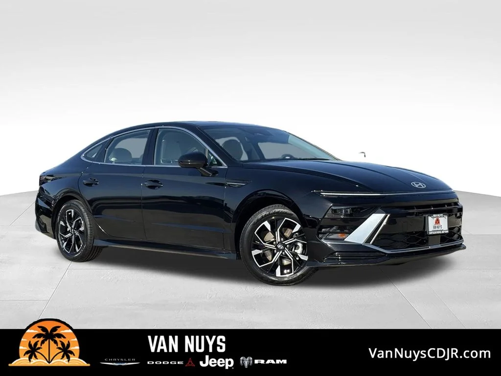 Used 2025 Black Hyundai SEL image 1