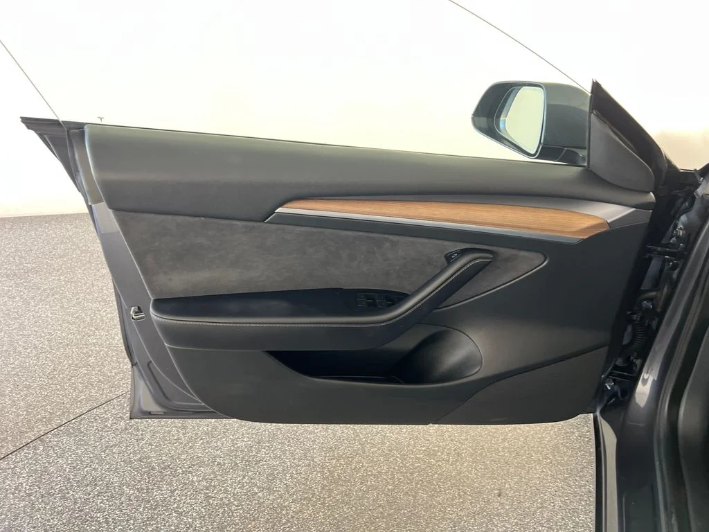 Used 2023  Tesla Base image 12