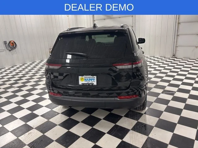 New 2026 Diamond Black Crystal Pearl-Coat Exterior Paint Jeep Altitude image 4