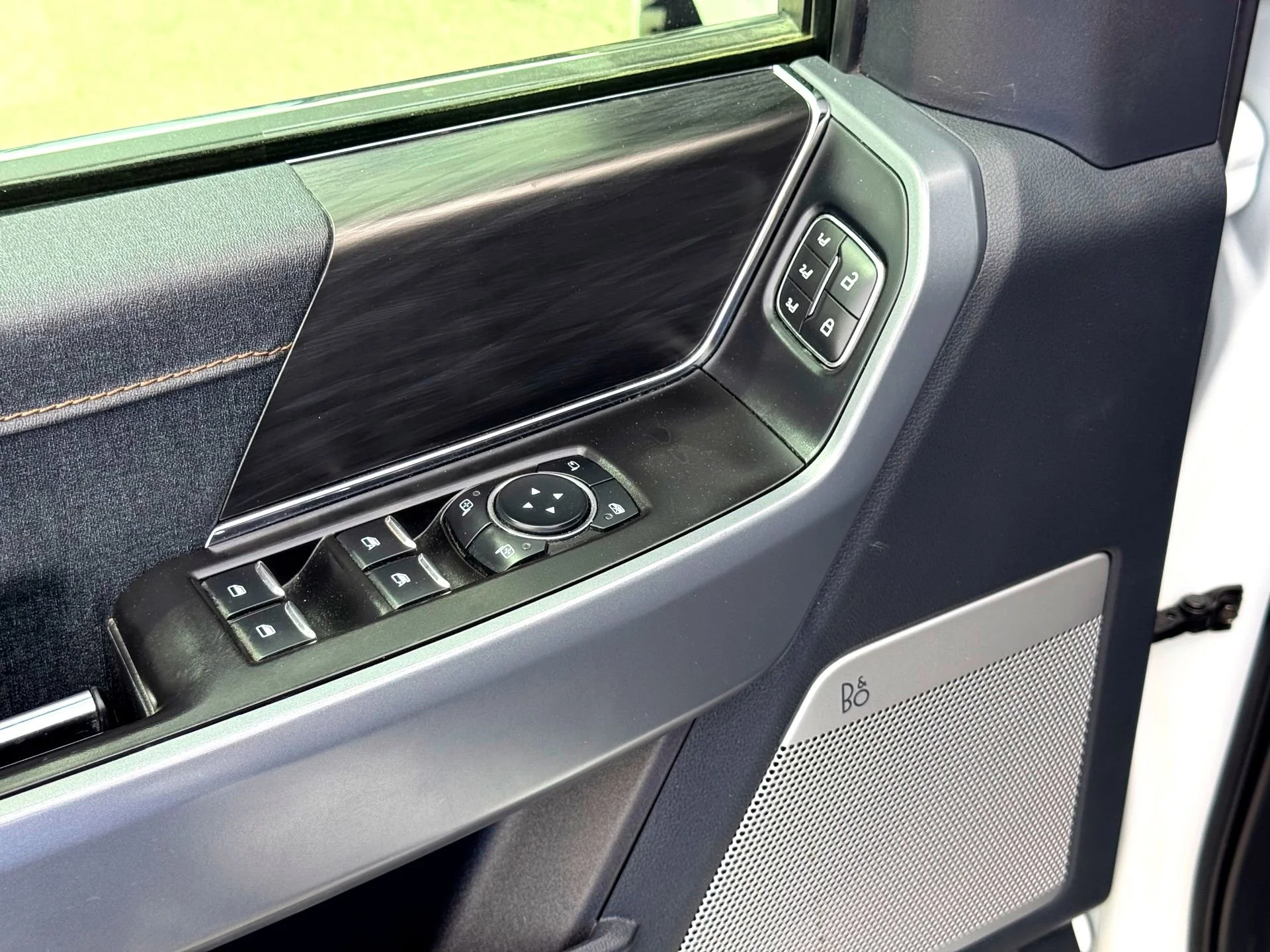 Used 2024  Ford Lariat image 14