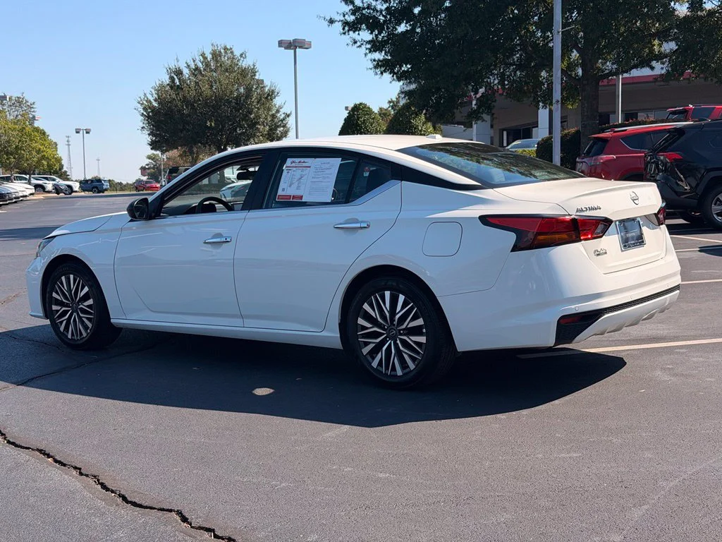 Used 2025 White Nissan 2.5 SV image 11