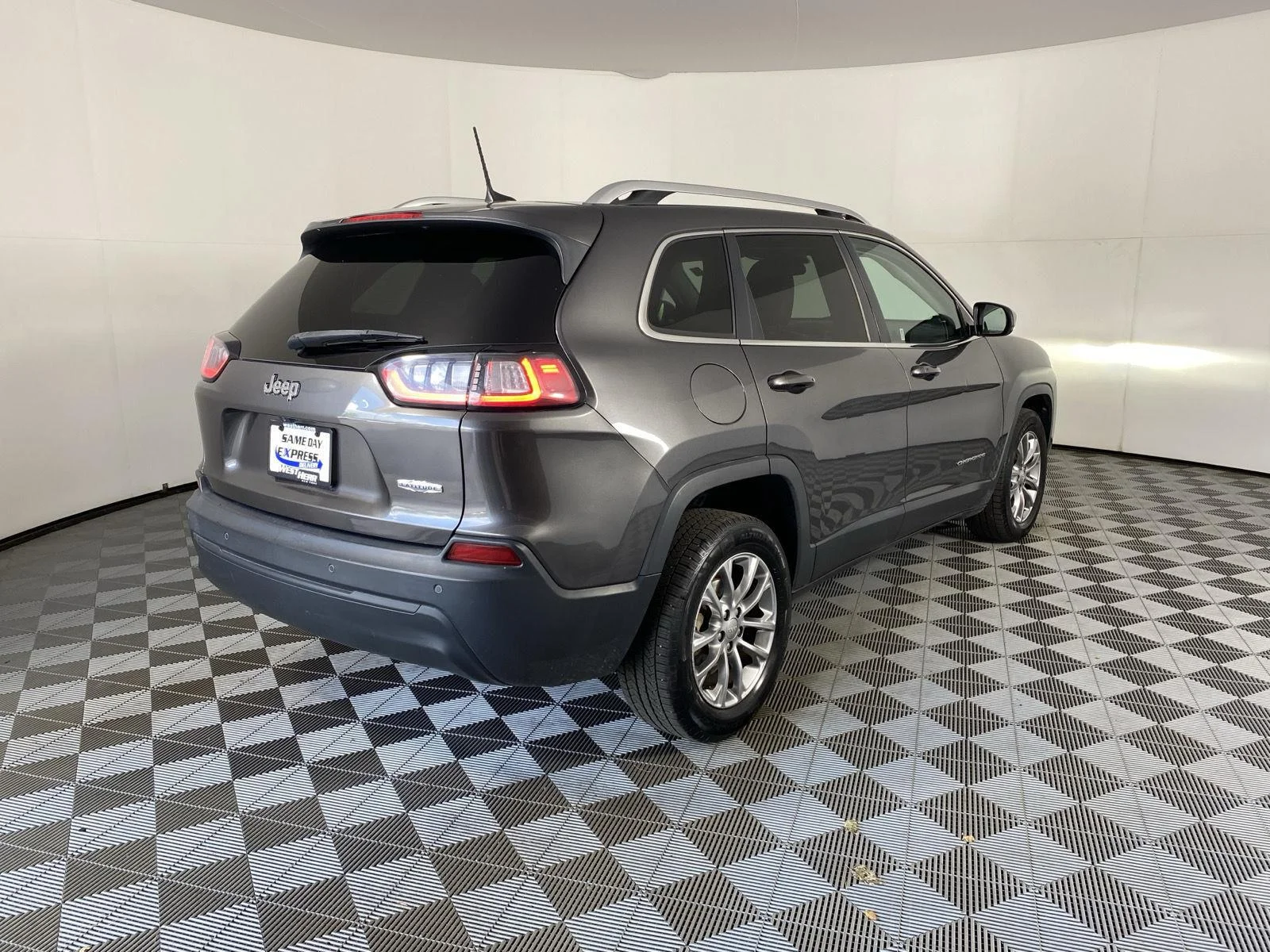 Used 2019 Granite Crystal Metallic Clearcoat Jeep Latitude Plus image 8