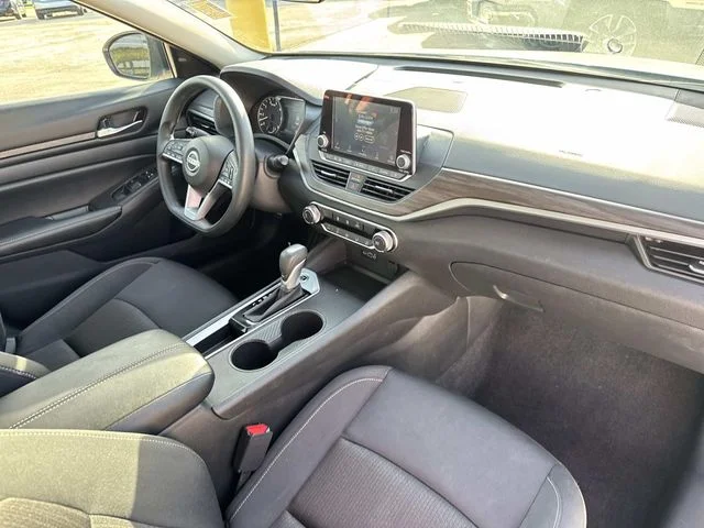 Used 2025 White Nissan 2.5 SV image 28