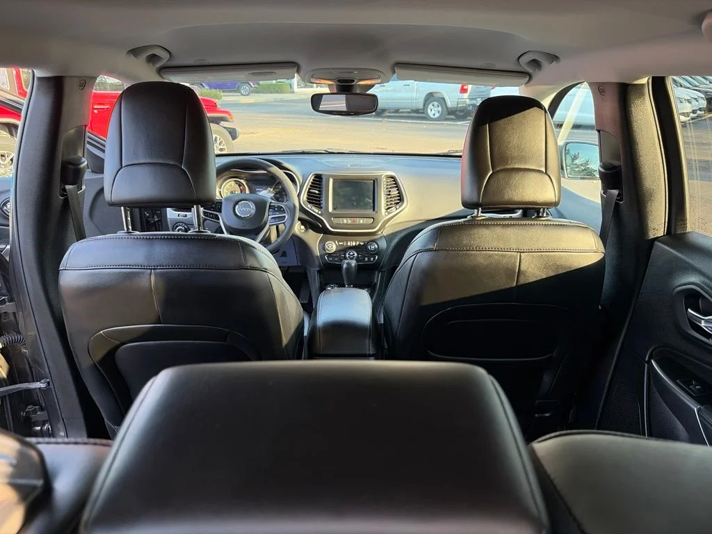 Certified Used 2022 Gray Jeep Latitude Lux image 17