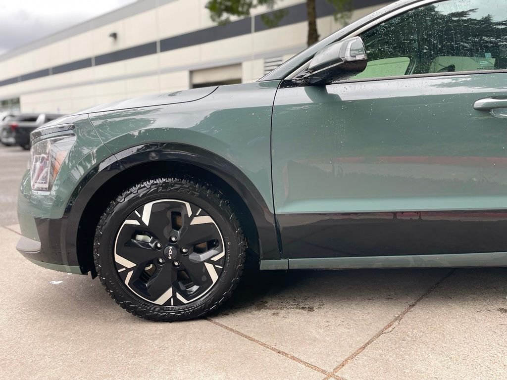 Used 2023 Cityscape Green Kia Wave image 8