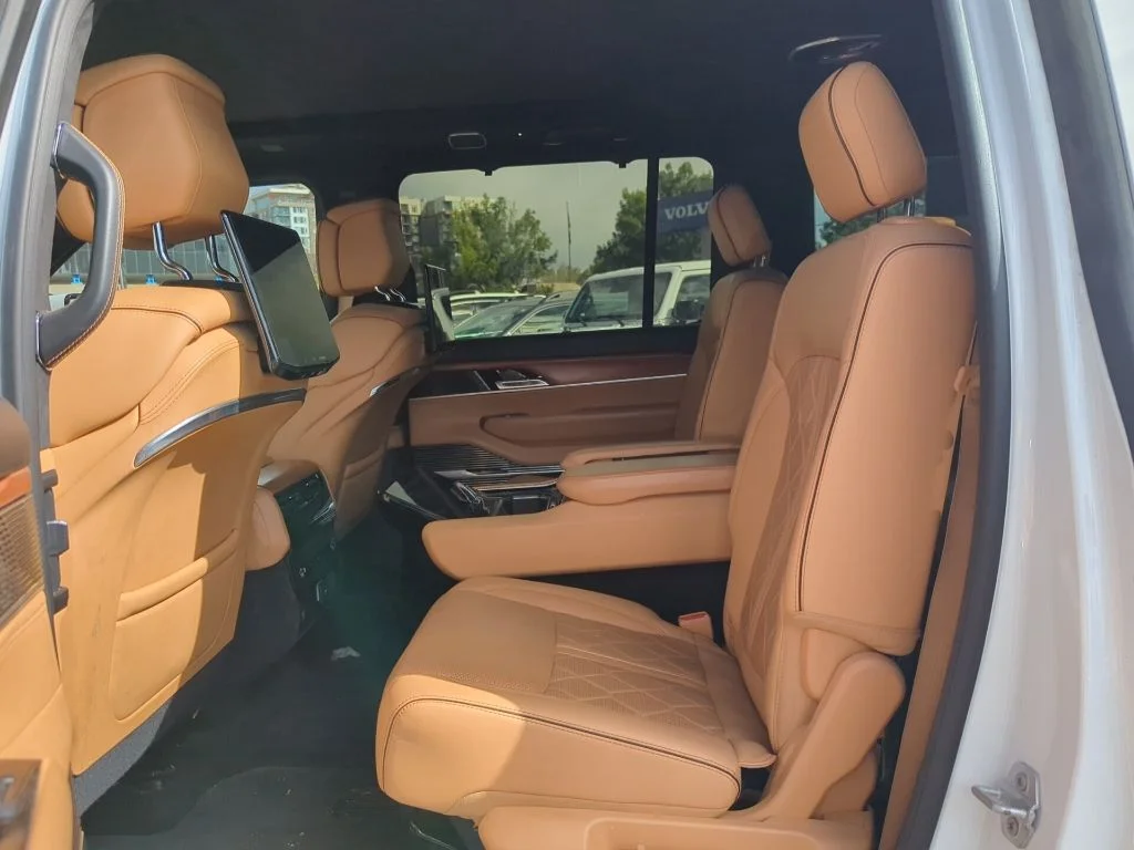 Used 2022 White Jeep Series III image 9