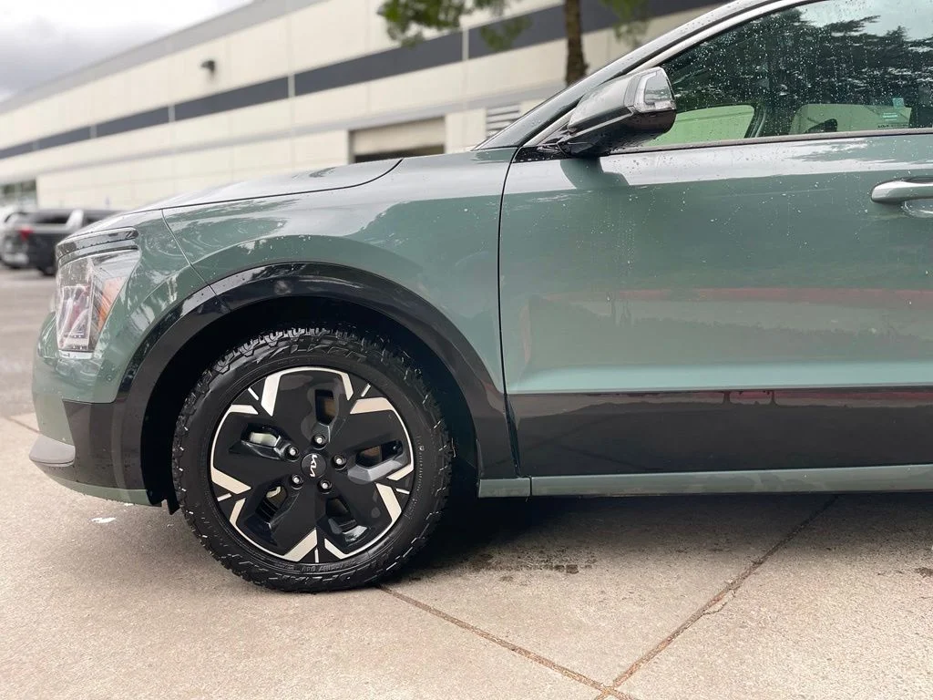 Used 2023 Cityscape Green Kia Wave image 8
