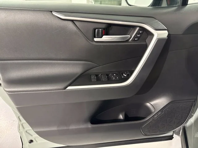 Used 2023  Toyota XLE Premium image 21