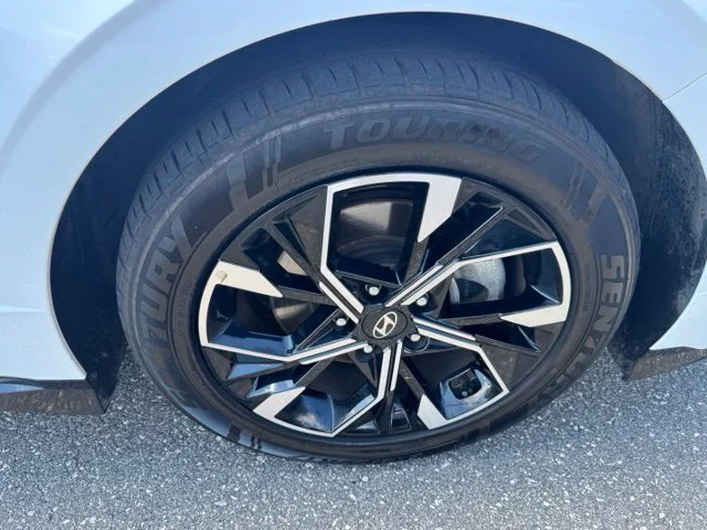 Used 2025 White Hyundai SEL image 10