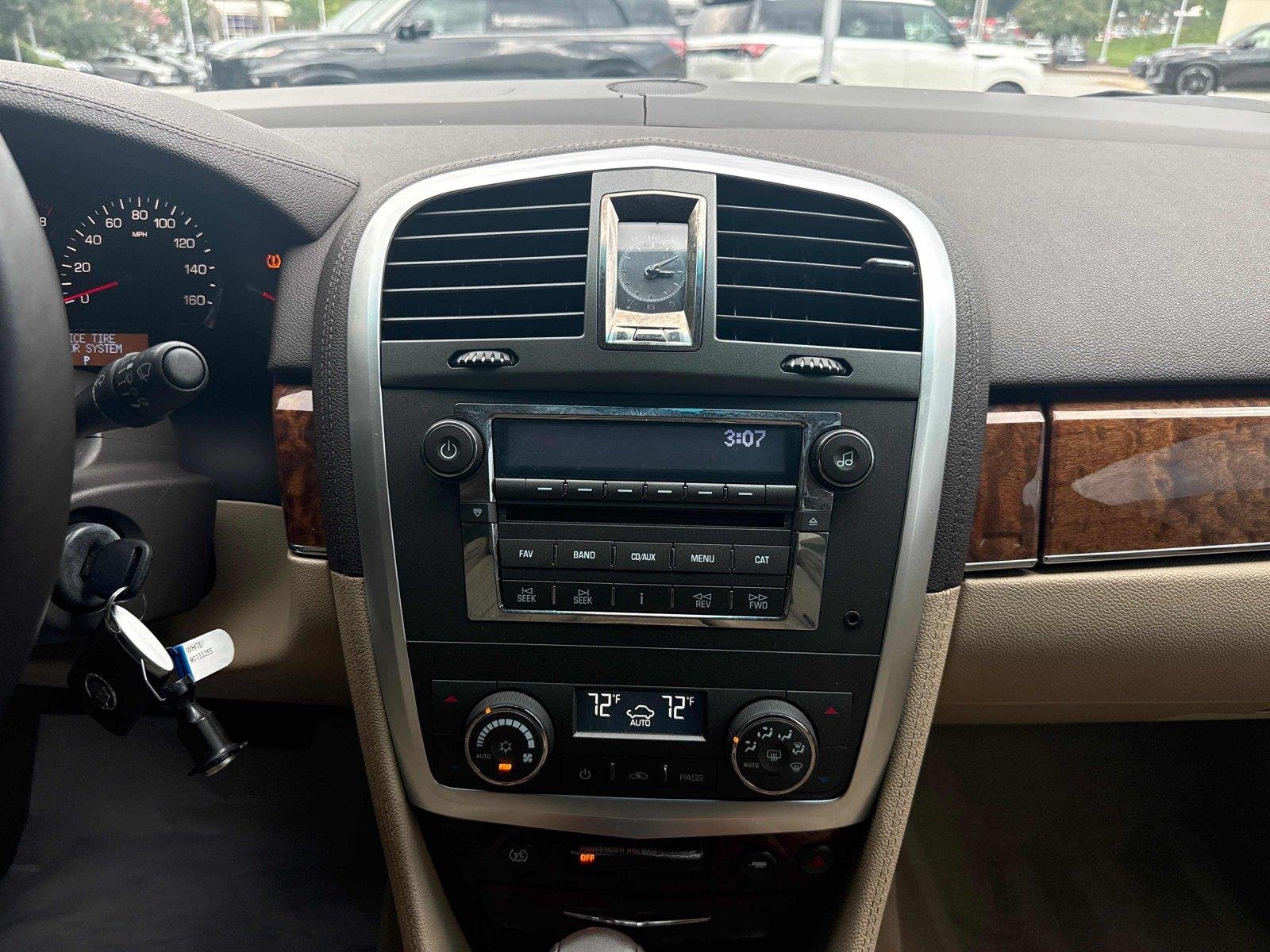 Used 2009 White Diamond Tricoat Cadillac AWD image 20