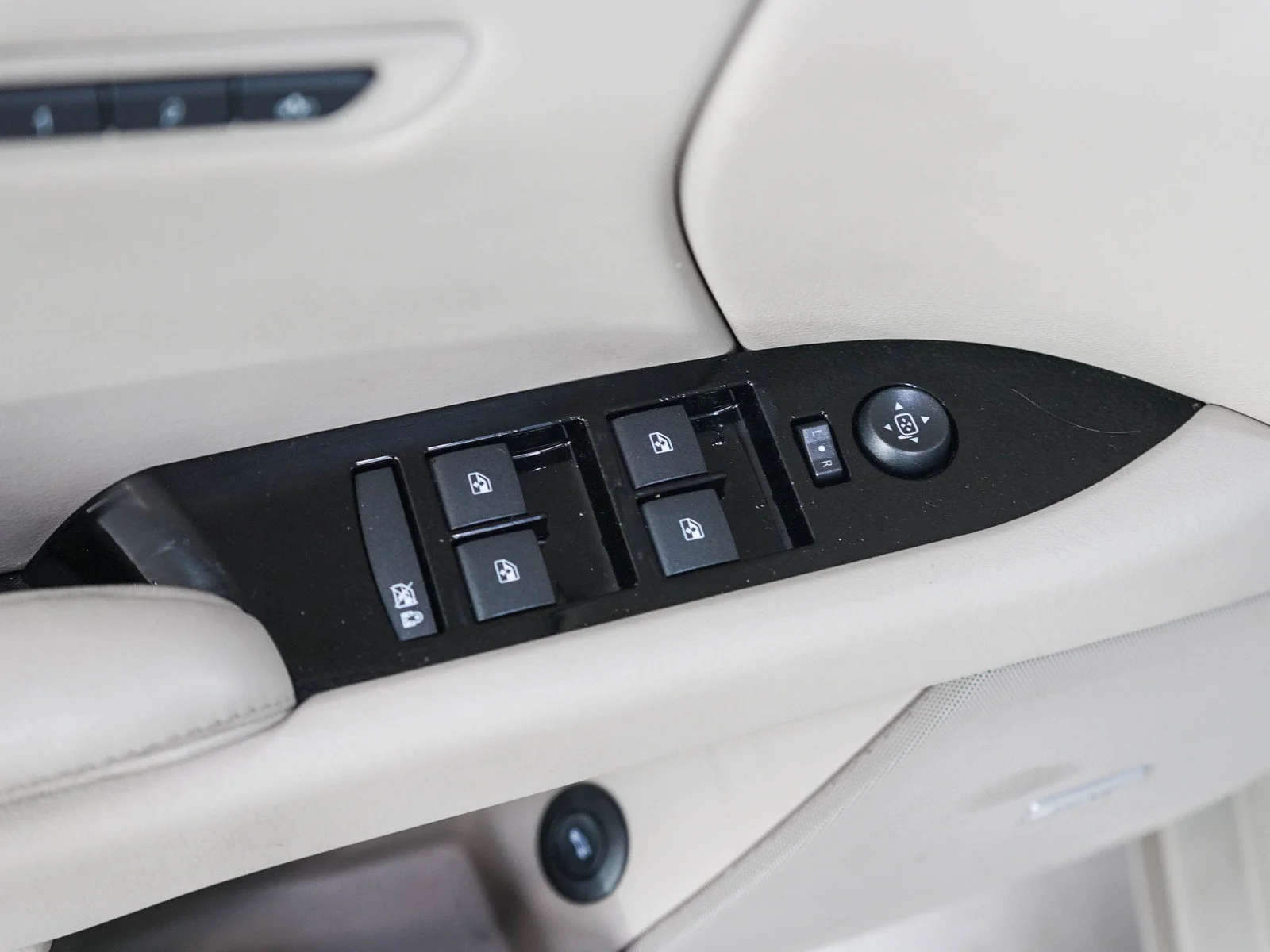 Used 2013 Silver Coast Metallic Cadillac Premium image 19