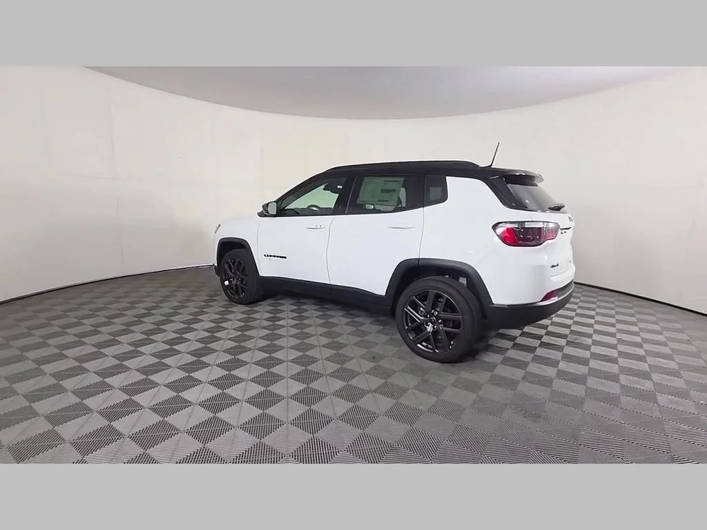 New 2026 Bright White Clear-Coat Exterior Paint Jeep Limited Altitude image 30