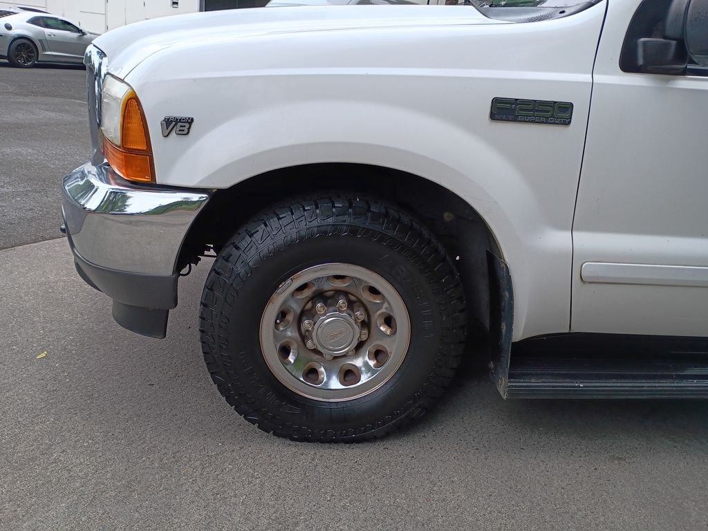 Used 2001 Oxford White Clearcoat Ford XL image 7