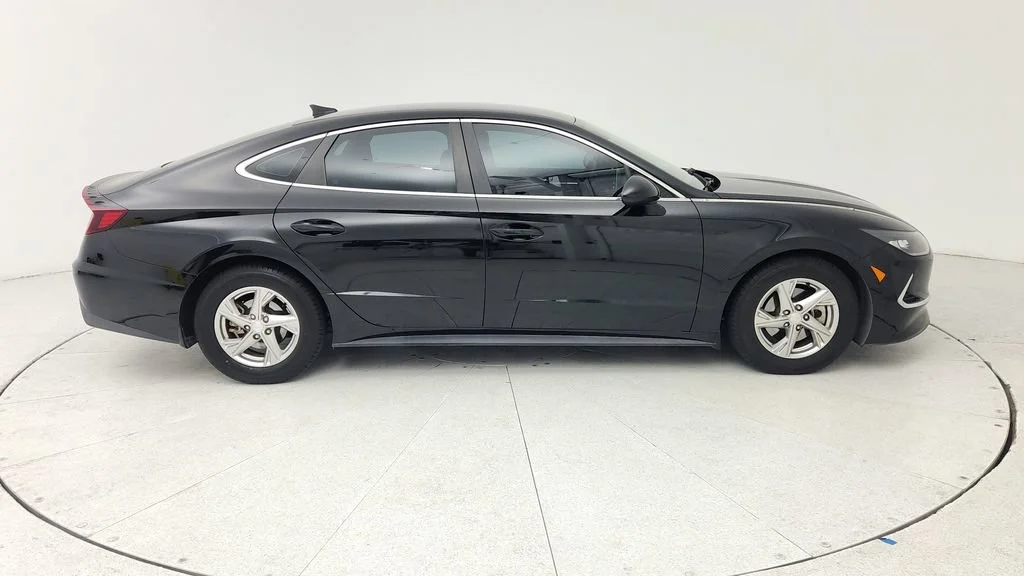 Used 2021 Black Hyundai SE image 8