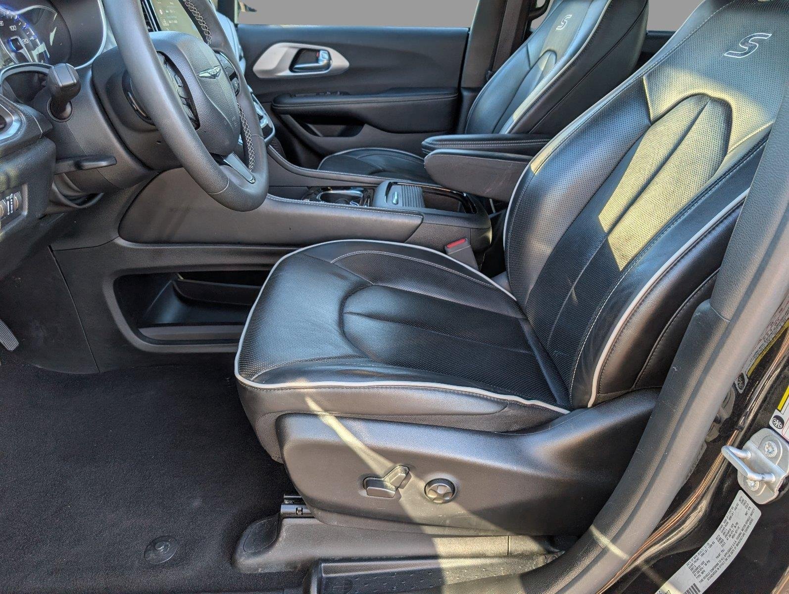 Used 2025 Diamond Black Crystal Pearlcoat Chrysler Limited image 3