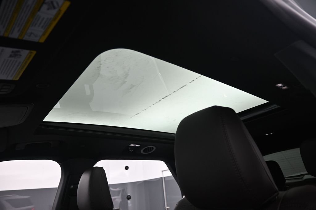 New 2026 Star White Metallic Tri-Coat Ford Platinum image 11