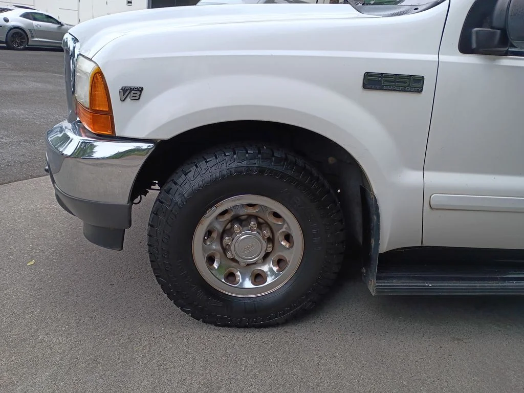 Used 2001 Oxford White Clearcoat Ford XL image 8