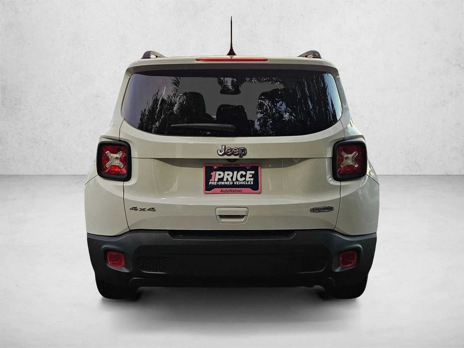 Used 2019 Alpine White Clearcoat Jeep Latitude image 7