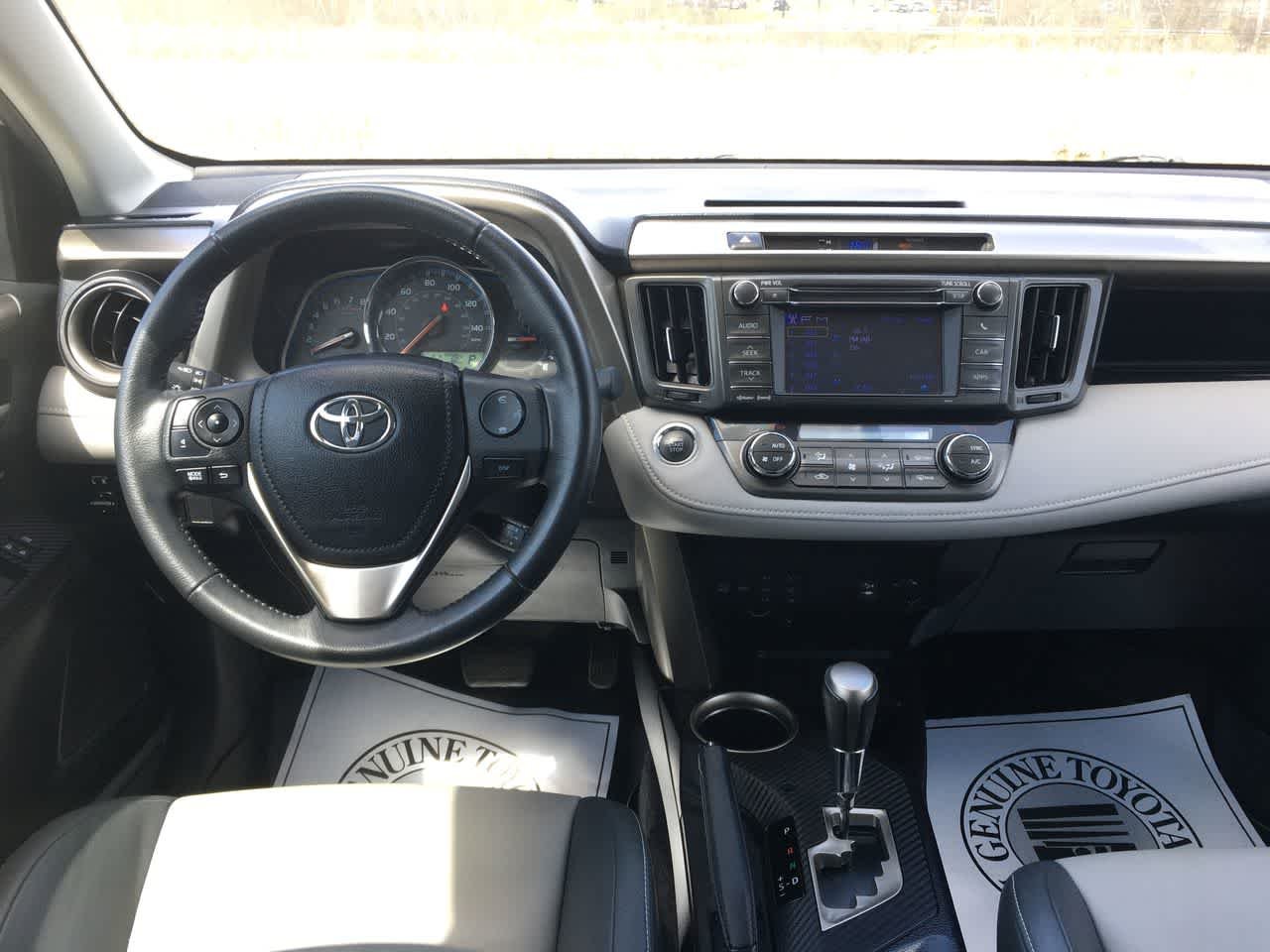 Used 2013  Toyota Limited image 18