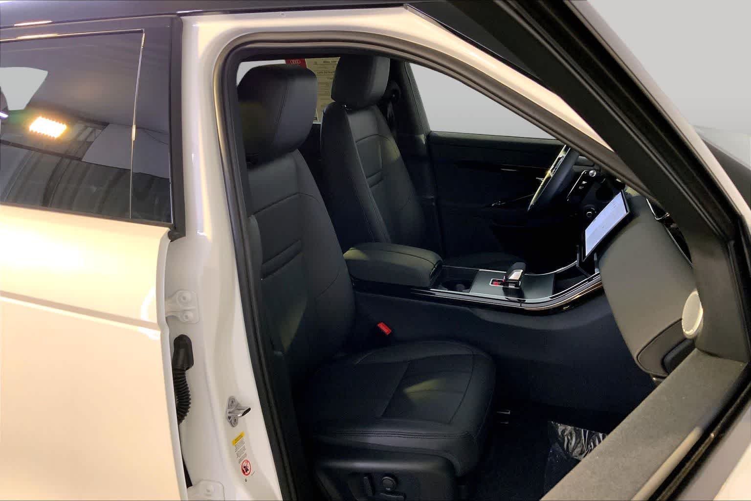 Used 2026 Ostuni Pearl White Premium Metallic Land Rover Dynamic SE image 8