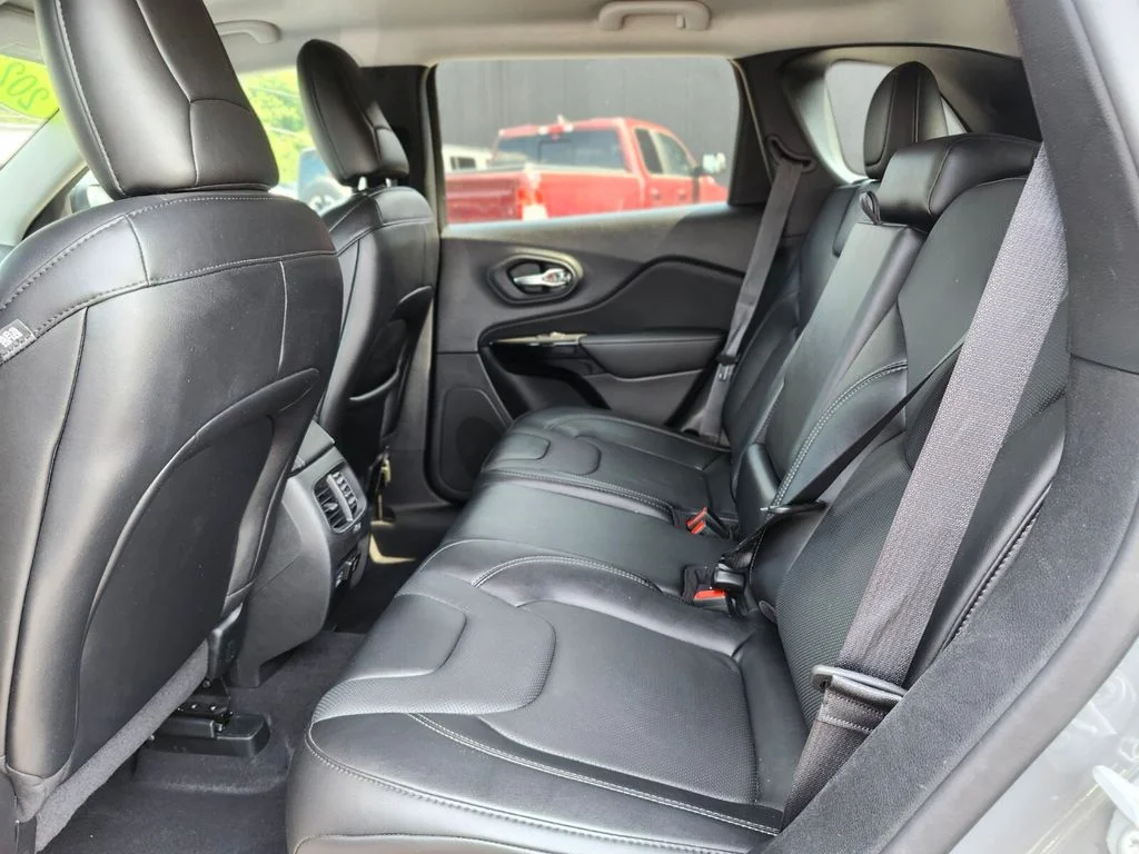Used 2023 Gray Jeep Altitude image 16