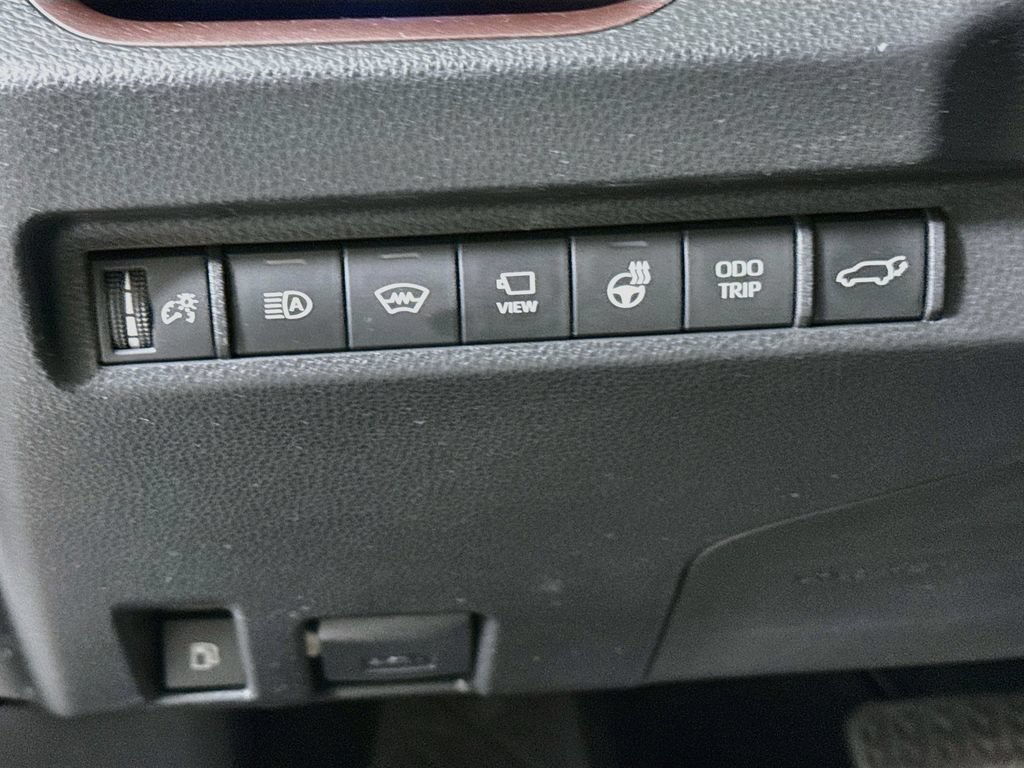 Used 2024  Toyota Hybrid Limited image 10