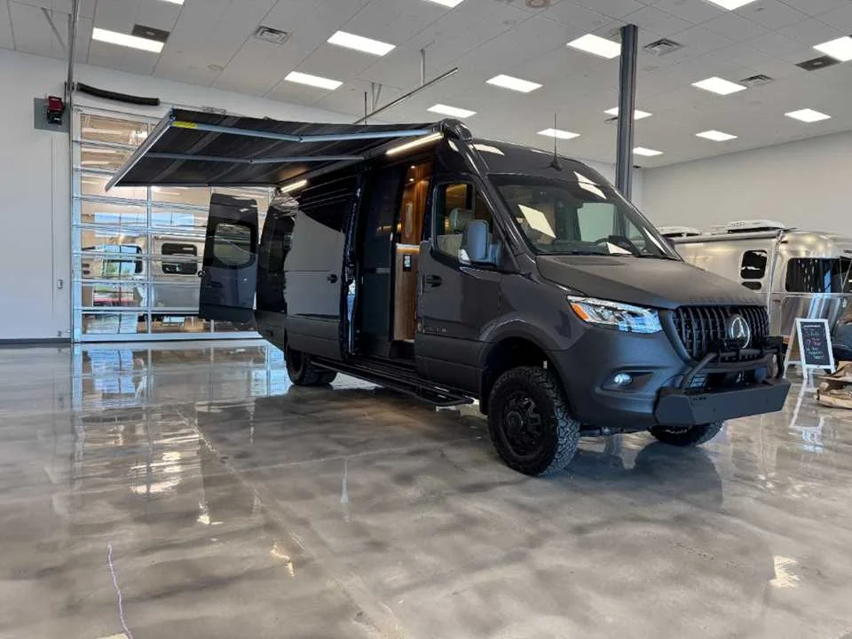 New 2027 TENORITE GREY PREMIUM METALLIC AIRSTREAM  image 14