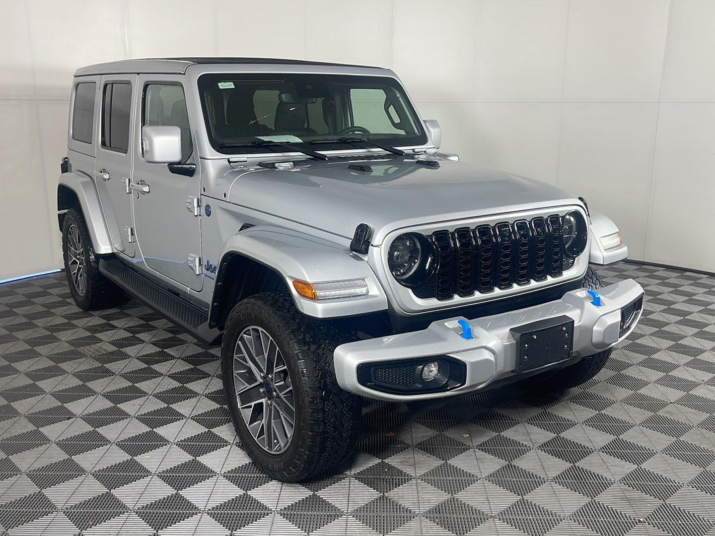 Used 2024 Silver Zynith Clearcoat Jeep High Altitude image 5