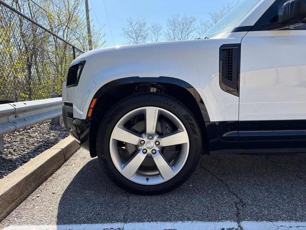 New 2025 Fuji White Land Rover X-Dynamic SE image 9
