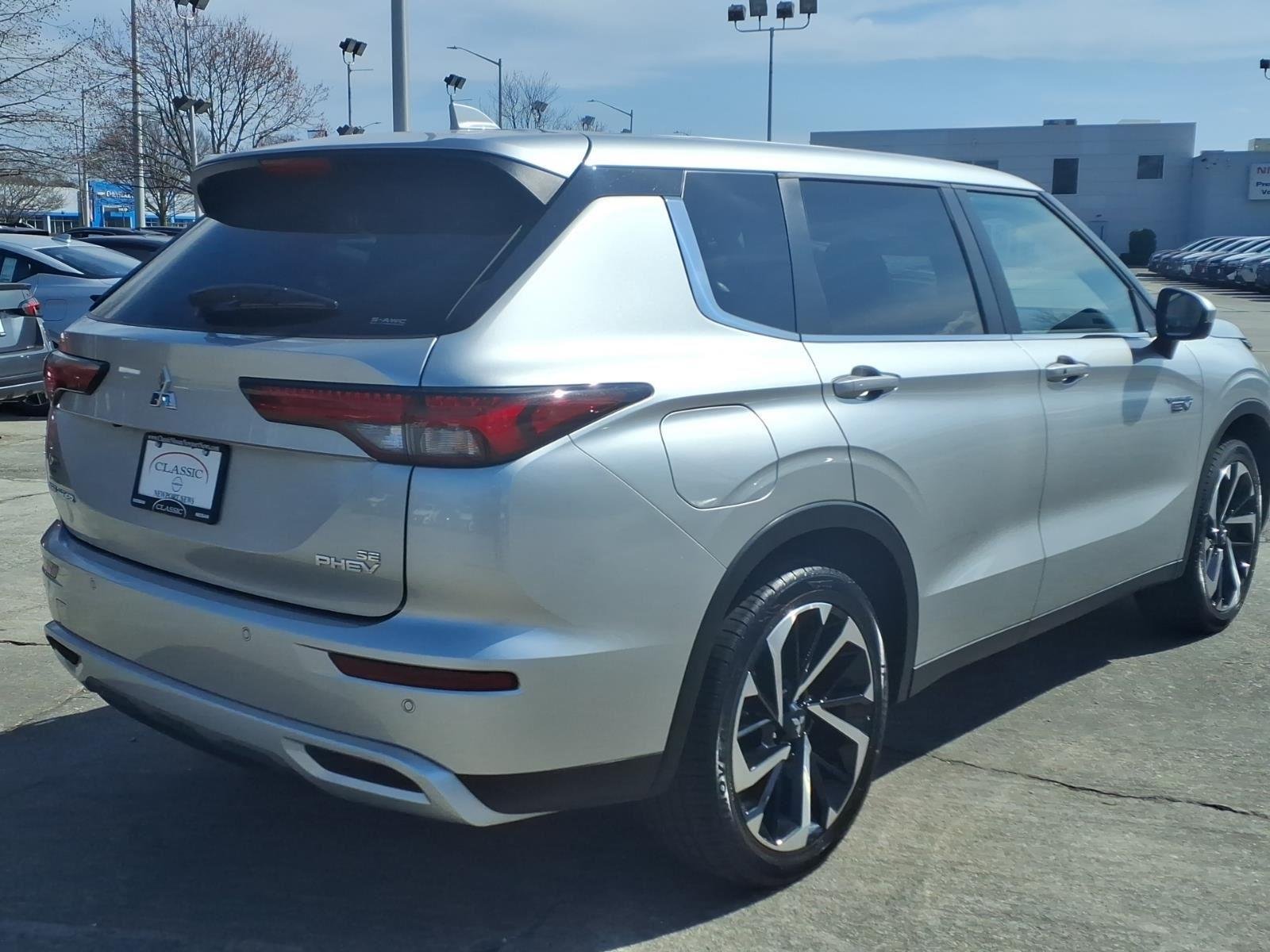 Used 2024 White Diamond/Black Roof Mitsubishi SE image 7