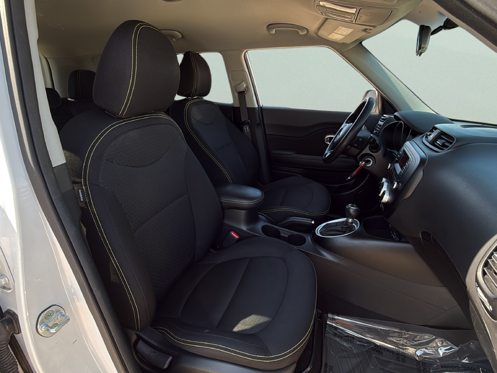 Used 2015 Clear White Kia Plus image 21